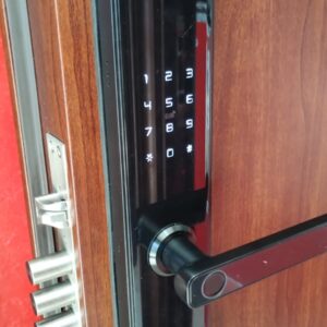 Cerradura electronica digital para puertas multianclaje, Wifi, Bluetooth, huella y tarjeta y codigos